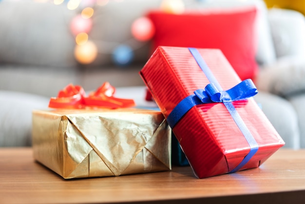 Caja de regalo con decoración navideña