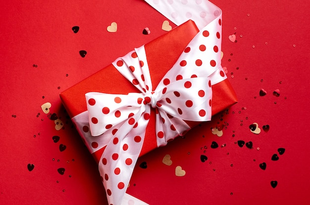 Caja de regalo del día de San Valentín en papel rojo