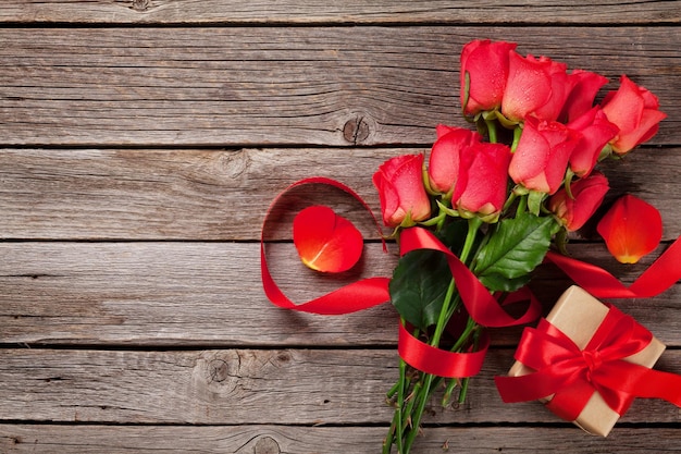 Caja de regalo del día de san valentín y rosas rojas.