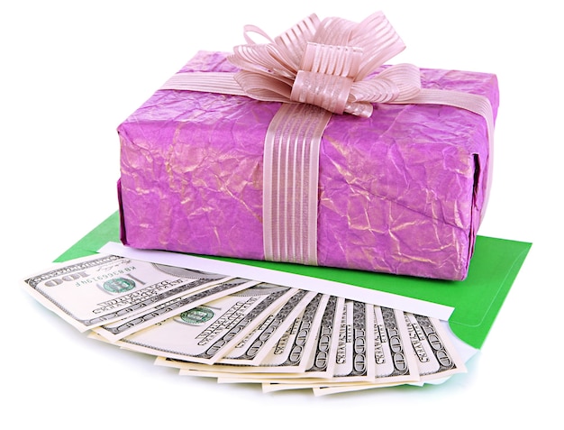 Caja de regalo con dinero aislado en blanco