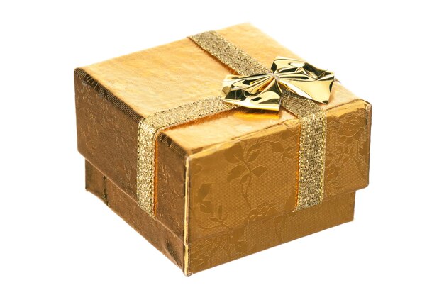 Caja de regalo dorada con cinta y lazo sobre fondo blanco
