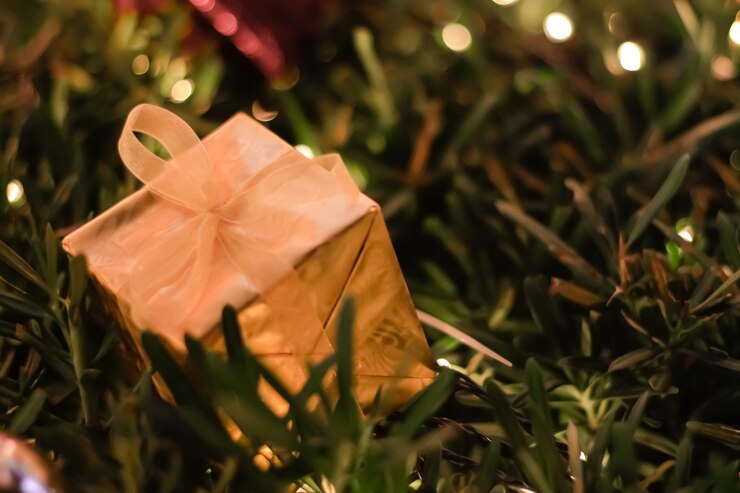 Caja de regalo dorada Decoraciones navideñas y de año nuevo, enfoque suave