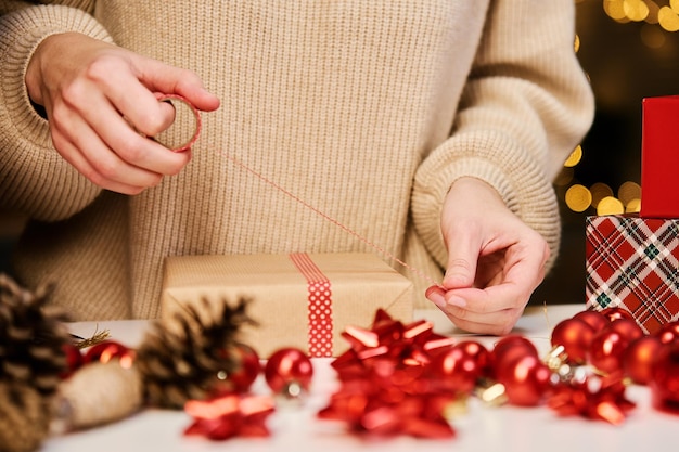 Caja de regalo de embalaje de mujer en papel artesanal Presente para sorpresa navideña