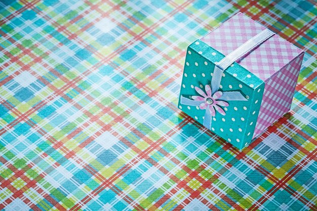 Caja de regalo empaquetada en concepto de vacaciones textiles marcadas