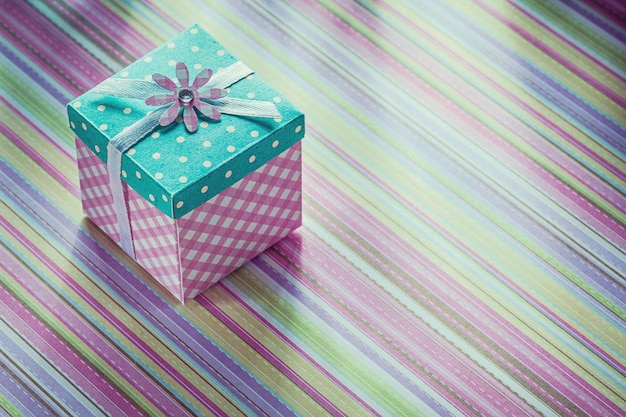 Caja de regalo envuelta en concepto de celebraciones de fondo de tela a rayas