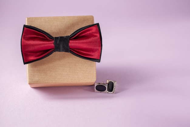 Una caja de regalo envuelta en papel artesanal y atada con la pajarita