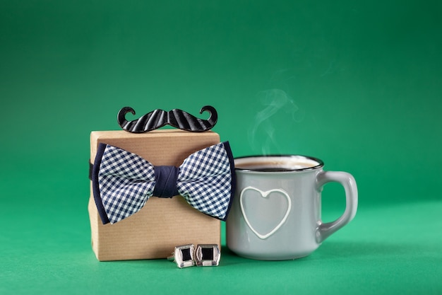 caja de regalo envuelta en papel artesanal y una taza de café