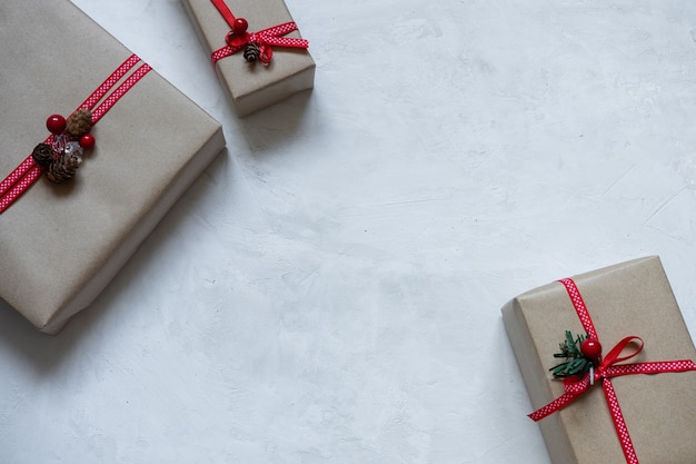 Caja de regalo envuelta en papel con cinta roja