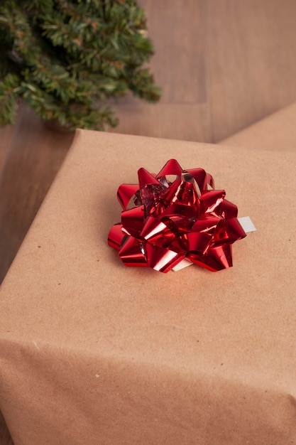 Caja de regalo envuelta en papel kraft y lazo rojo Concepto navideño