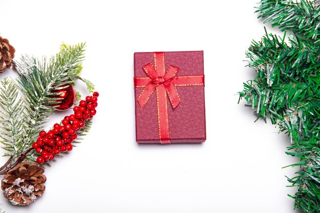 La caja de regalo es roja sobre fondo blanco. Año Nuevo y Navidad, cumpleaños. Regalo. Fondo blanco.