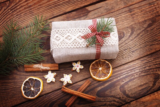 La caja de regalo está decorada festivamente con una rama de Navidad.