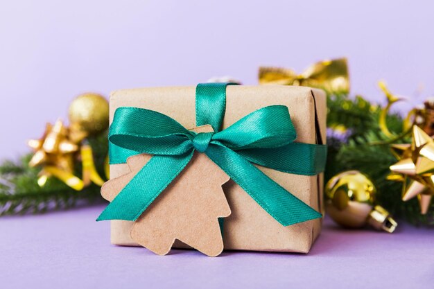 Caja de regalo de estado de ánimo navideño de año nuevo ramas de un árbol de navidad decoraciones de año nuevo sobre un fondo de color