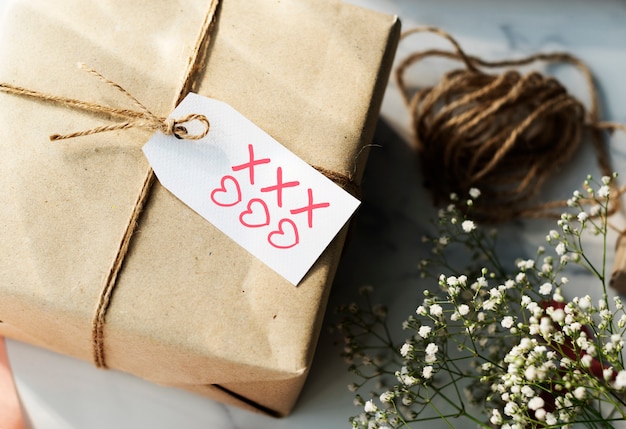 Foto caja de regalo con la etiqueta de corazones y besos.