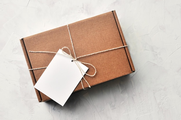 Una caja de regalo con una etiqueta vacía, maqueta