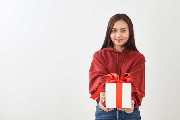 Caja de regalo feliz del control de la mujer joven en manos