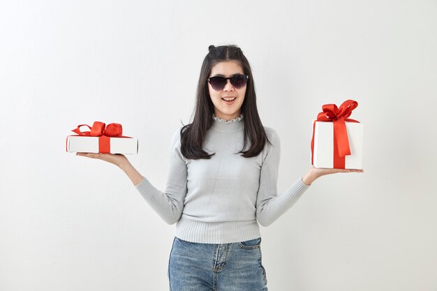 Caja de regalo feliz del control de la mujer joven en manos