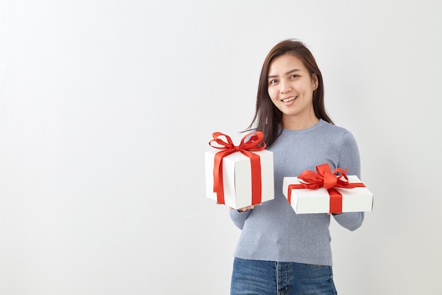 Caja de regalo feliz del control de la mujer joven en manos