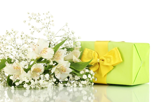 Caja de regalo y flores aisladas en blanco