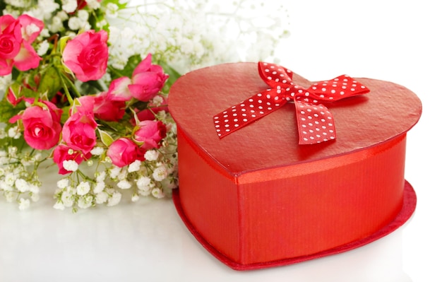 Caja de regalo y flores aisladas en blanco