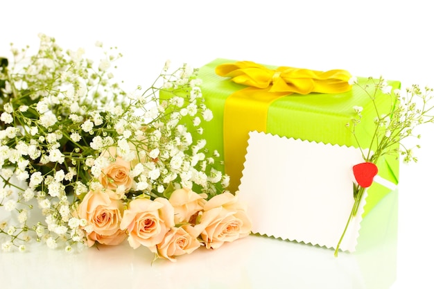 Caja de regalo y flores aisladas en blanco