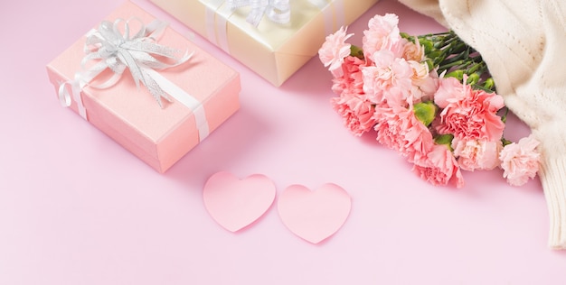 Caja de regalo con flores de clavel, concepto del Día de la Madre y el Día de San Valentín