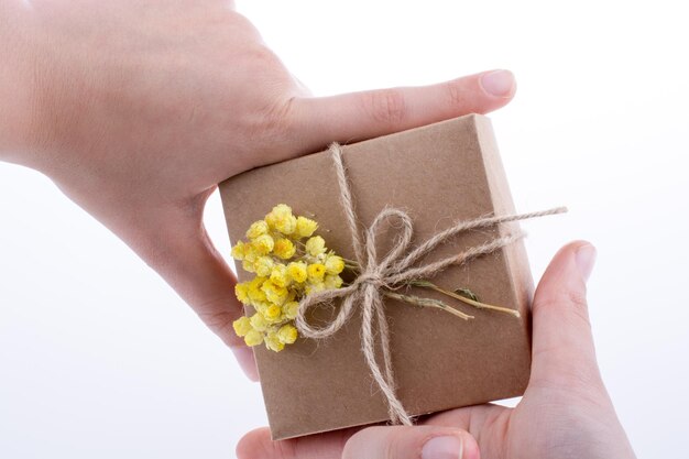 Caja de regalo con flores en la mano