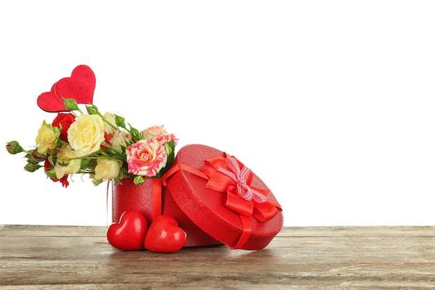 Caja de regalo con flores sobre fondo blanco.