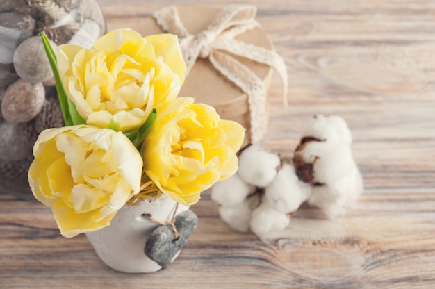 Caja de regalo de flores de tulipán y kraft