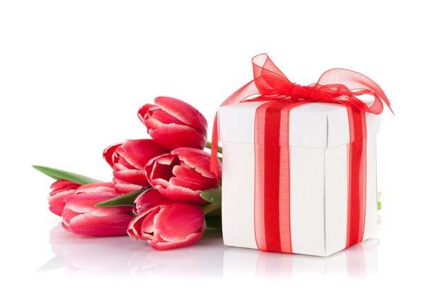 Caja de regalo y flores de tulipán rojo