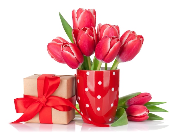 Caja de regalo y flores de tulipán rojo