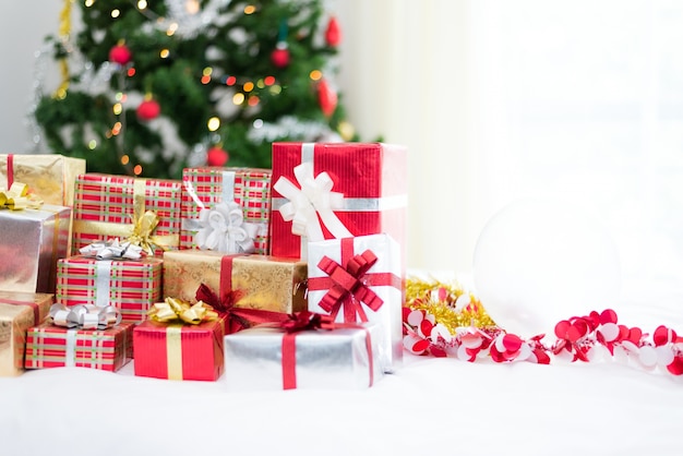 Caja de regalo con fondo de árbol de Navidad para sorpresa Niños