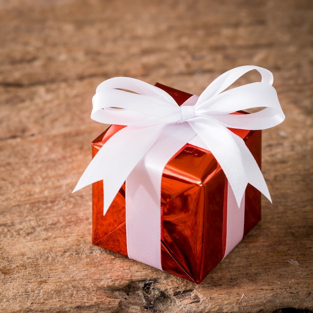 caja de regalo en el fondo de madera