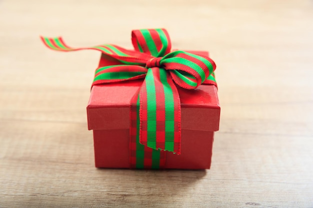 caja de regalo en el fondo de madera