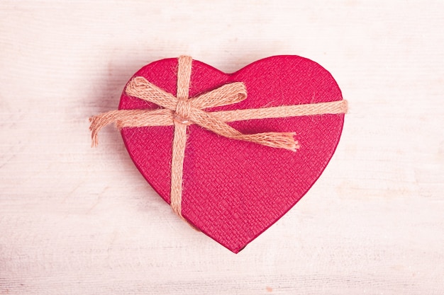 Caja de regalo con forma de corazón rojo aislado sobre fondo blanco. Concepto de San Valentín