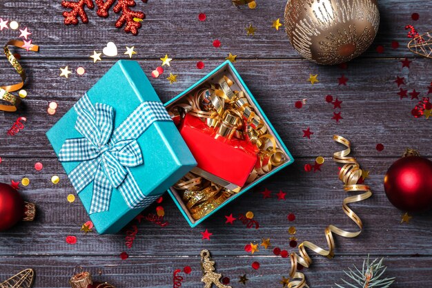 Caja de regalo con frasco de perfume sobre fondo de madera