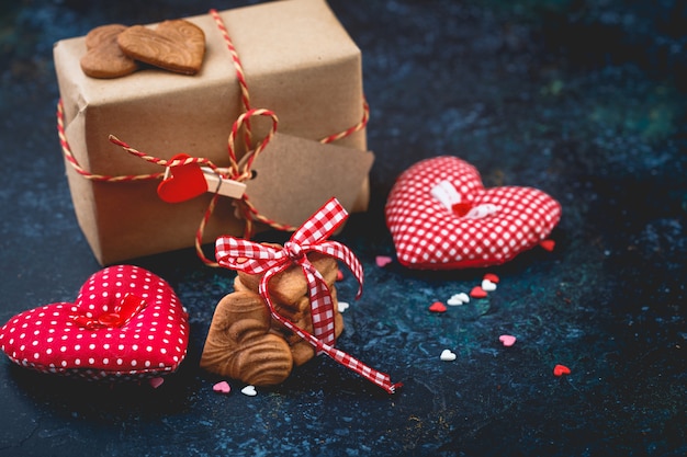 Caja de regalo con y galletas en forma de corazón.