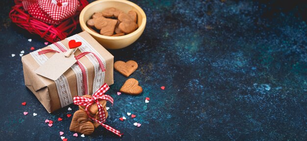 Caja de regalo con y galletas en forma de corazón.