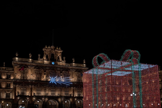 Caja regalo gigante de luces decorando la plaza mayor de Salamanca