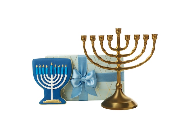 Caja de regalo de Hanukkiah y pan de jengibre aislado sobre fondo blanco.