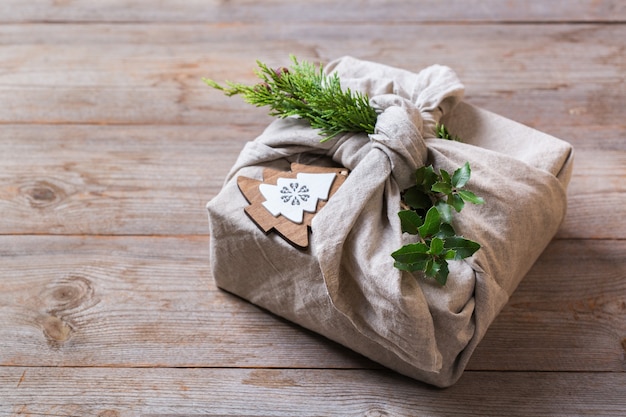 Caja de regalo hecha a mano de concepto de navidad de cero residuos estilo furoshiki