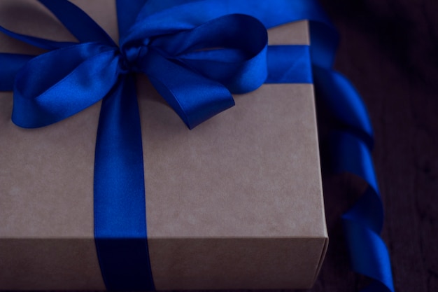 Caja de regalo hecha a mano con lazo de cinta azul cerca de fiestas y eventos presentes
