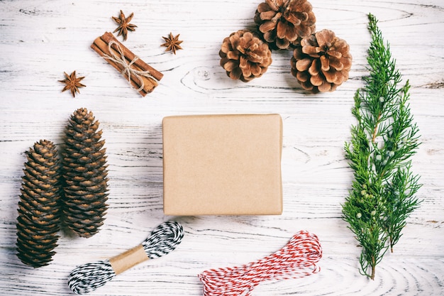 Caja de regalo hecha a mano en madera blanca rústica con decoración de Navidad abeto