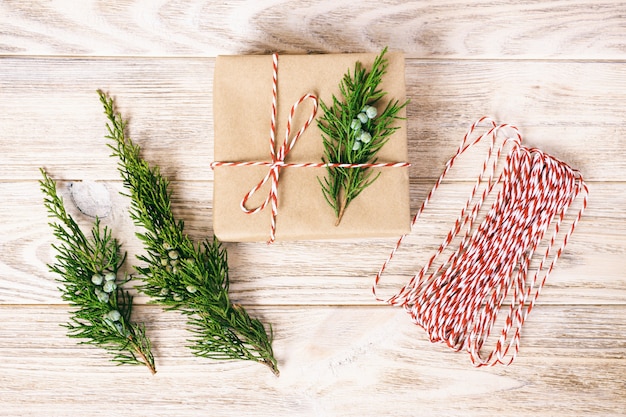 Caja de regalo hecha a mano en madera blanca rústica con decoración de Navidad abeto