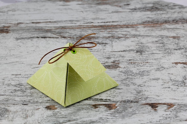 Caja de regalo hecha de papel.