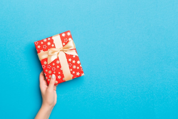 caja de regalo con hermoso papel de regalo