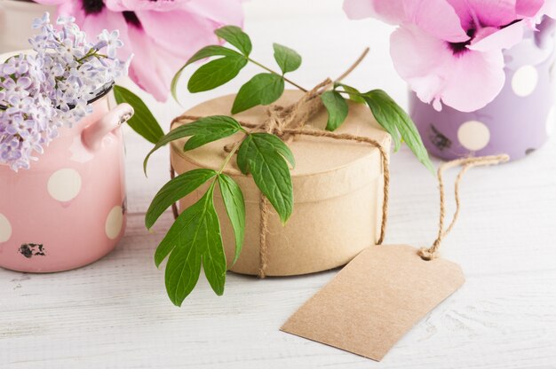 Caja de regalo Kraft, peonías y flores lilas