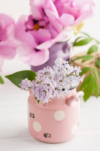 Caja de regalo Kraft, peonías y flores lilas