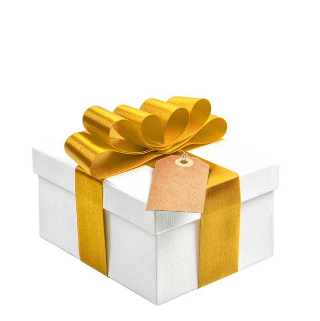 Caja de regalo con lazo de cinta de oro amarillo y etiqueta aislado sobre fondo blanco sin sombra y reflejo