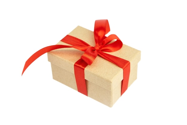 Caja de regalo con lazo de cinta roja aislado en blanco