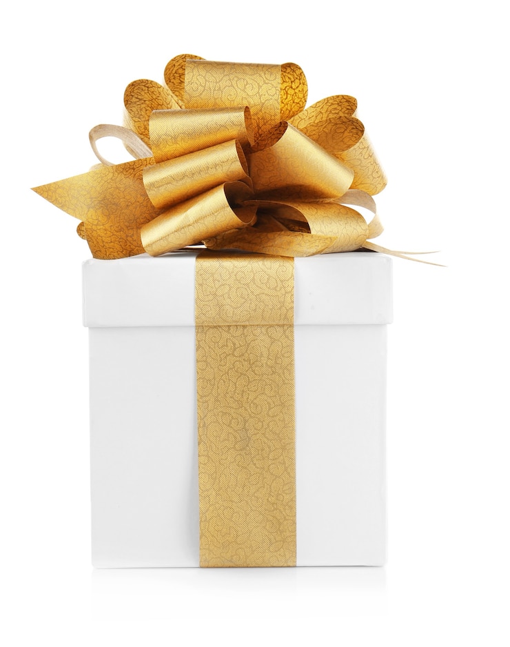 Foto caja de regalo con lazo de cinta sobre fondo blanco.